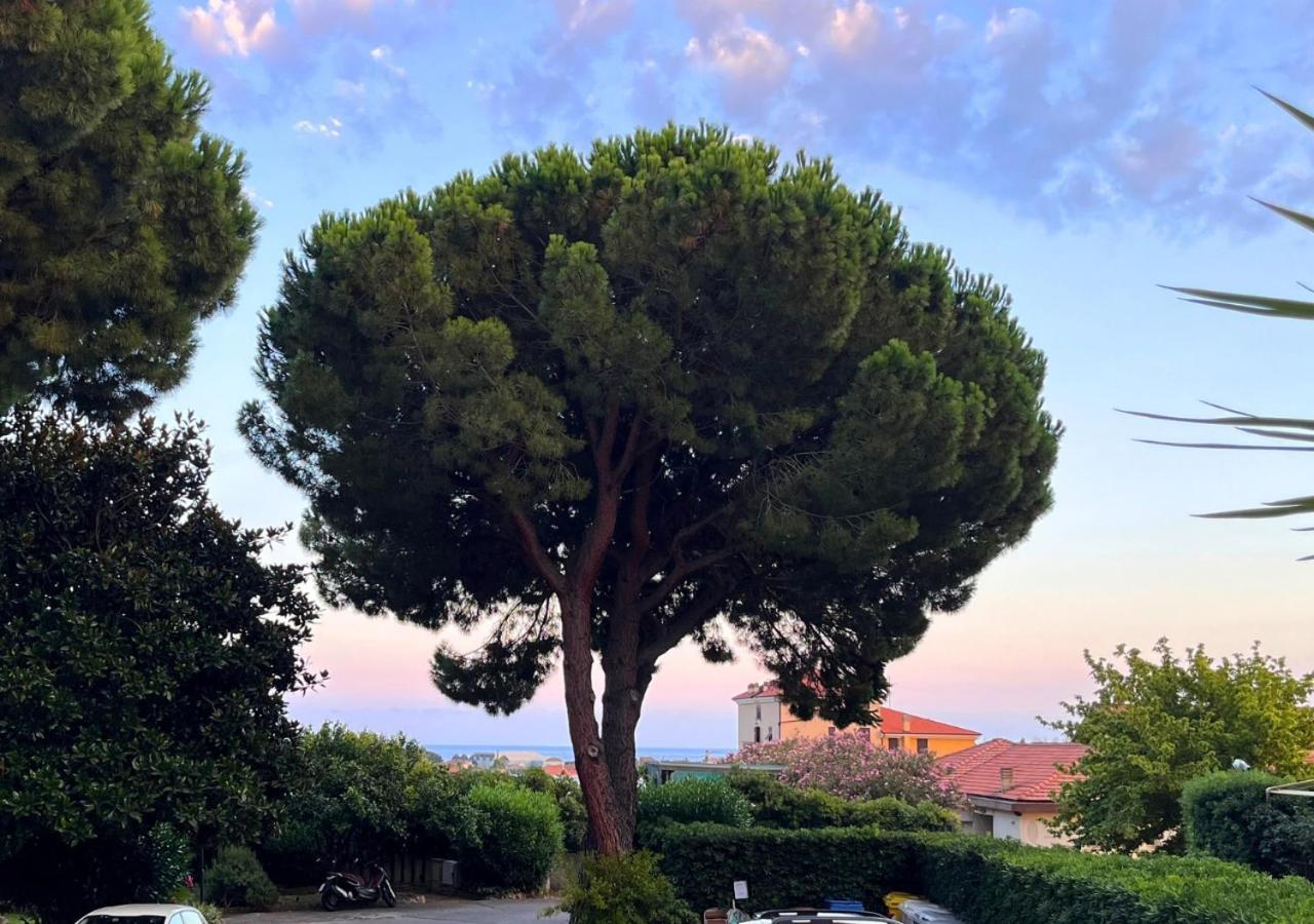 La Luna E Il Falo Ceriale Kültér fotó