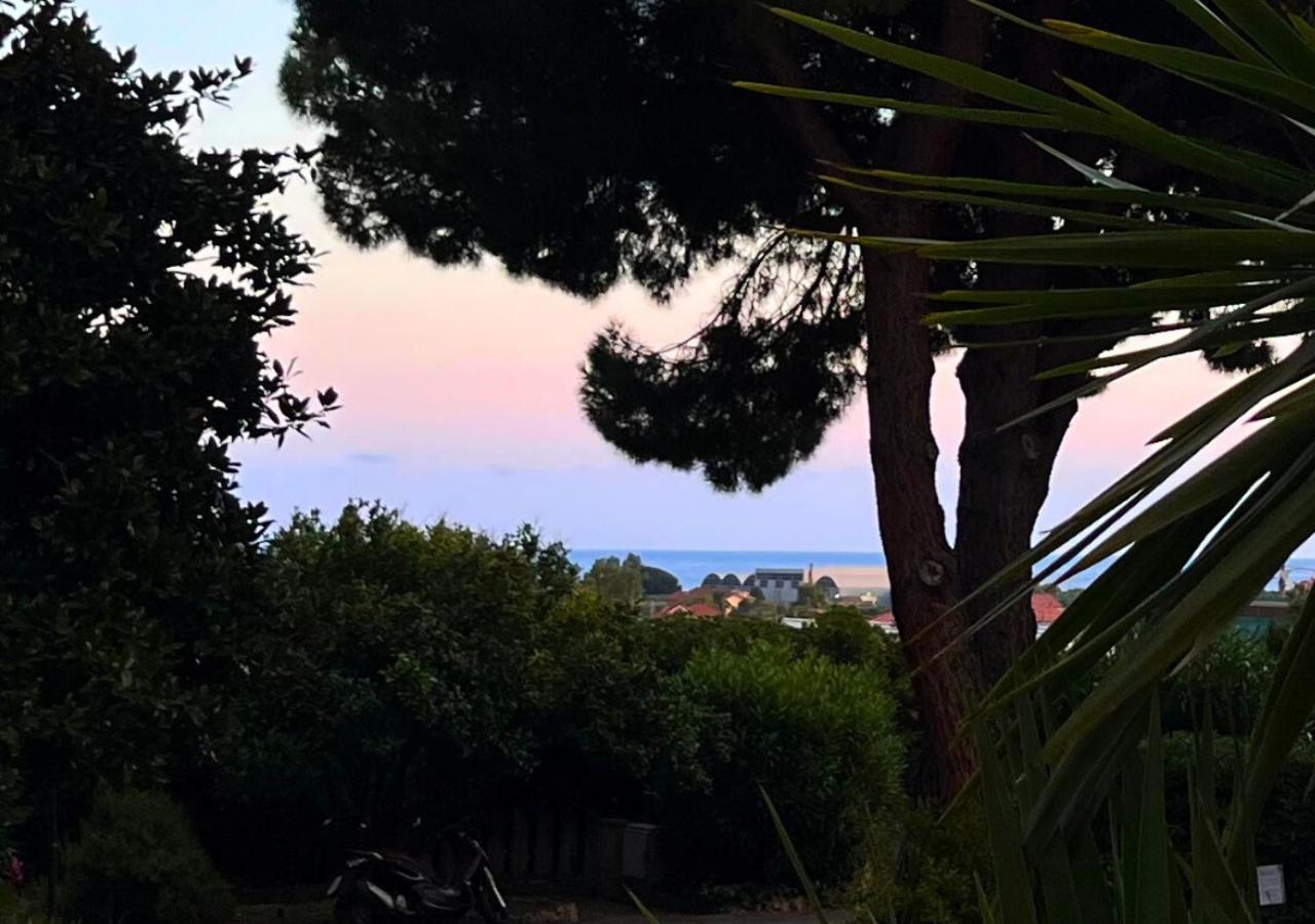 La Luna E Il Falo Ceriale Kültér fotó